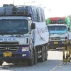 Những chuyến xe chở hàng viện trợ bột mì và thiết bị y tế rời Hàn Quốc đến Triều Tiên hồi tháng 9/2011. (Nguồn: YONHAP/TTXVN)