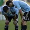 Messi và Mascherano thở hắt trên sân. (Nguồn: Getty)