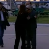 Bà Cristina chào ông Mujica tại sân bay Aeroparque trước khi hai người cùng bay đi Peru (Ảnh: Telam)