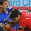 Luis Suarez cắn Ivanovic. (Nguồn: Getty)