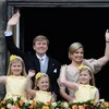 Nhà Vua Willem-Alexander cùng Hoàng hậu Maxima xuất hiện cùng các con trên ban công của Cung điện Hoàng gia. (Ảnh: AFP/TTXVN)