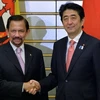 Thủ tướng Nhật Bản Shinzo Abe (phải) và Quốc vương Brunei Haji Hassanal Bolkiah. (Nguồn: Getty)