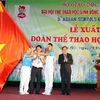 Thứ trưởng Bộ Giáo dục và Đào tạo Trần Quang Quý trao cờ tổ quốc cho đoàn thể thao học sinh Việt Nam tại buổi Lễ xuất quân. (Ảnh: Quốc Khánh/TTXVN)