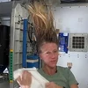 Quá trình Nyberg gội đầu trên ISS. (Nguồn: You Tube)