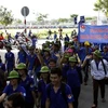 Các đại biểu cùng các tình nguyện viên tham gia chương trình đi bộ đồng hành “Tiếp sức đến trường”. (Ảnh: Hoàng Hải/Vietnam+)