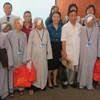 Các bác sĩ Việt Nam và Singapore cùng một số bệnh nhân vừa được mổ mắt. (Ảnh: H.Minh/Vietnam+)