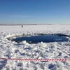 Khối thiên thạch khổng lồ rơi xuống hồ Chebarkul. (Nguồn: rt.com)