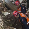 Cảnh sát liên bang tìm kiếm xác nạn nhân trong vụ lở đất ở La Pintada, bang Guerrero ngày 19/9. (Ảnh: AFP/TTXVN)