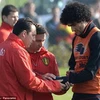 Câc bác sỹ xem xét chấn thương cho Fellaini. (Nguồn: Daily Mail)