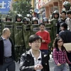 Cảnh sát vẫn được triển khai rất đông ở Urumqi. (Ảnh: Reuters)