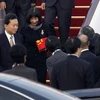 Thủ tướng Yukio Hatoyama và phu nhân tại sân bay quốc tế ở Bắc Kinh. (Ảnh: Reuters)