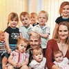 Dale Chalk và chồng cùng với 9 người con trước khi sinh thêm 2 đứa con nữa. (Ảnh: Telegraph)