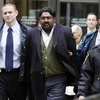 Tỷ phú Mỹ Raj Rajaratnam, Chủ tịch quỹ đầu tư Galleon Group, bị bắt giữ hôm 16/10 tại thành phố New York. (Ảnh: Reuters)