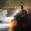 Tàu khu trục Kurama của Lực lượng Phòng vệ biển Nhật Bản bị cháy ở mũi tàu. (Ảnh: Reuters)