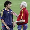 Huấn luyện viên Aragones (phải) từng loại Raul ra khỏi đội tuyển Tây Ban Nha. (Ảnh: TT&VH)