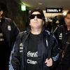 Maradona (giữa) tại Thụy Sĩ hôm 15/11. (Ảnh: Reuters)