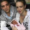 Vợ chồng Tony Richardson và Samantha Smyth cùng bé Kia. (Ảnh: bournemouthecho.co.uk)