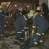 Cảnh sát có mặt tại hiện trường đưa nạn nhân trong vụ cháy hộp đêm ở Perm ra ngoài. (Ảnh: AP)