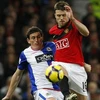 Carrick (áo đỏ) - Trung vệ bất đắc dĩ của Manchester United. (Ảnh: Reuters)