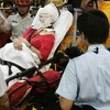 Nạn nhân bị ném axít đang được đưa vào bệnh viện.