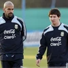 Messi và Veron, hai ngôi sao sáng nhất của hai thế hệ bóng đá Argentina. (Ảnh: TT&VH)