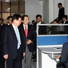 Chủ tịch nước Nguyễn Minh Triết thăm phòng nghiên cứu phát triển các sản phẩm mới của công ty. (Ảnh: Nguyễn Khang/TTXVN)