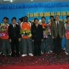 Lãnh đạo tỉnh chúc mừng đội bóng đá Lam Sơn Thanh Hóa trong lễ xuất quân. (Nguồn: Báo Thanh Hóa)