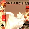 Hamilton và Button trong ngày ra mắt mẫu xe mới của McLaren. (Ảnh: TT&VH)