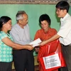 Đại diện TTXVN tại Kon Tum trao quà Tết cho gia đình chị Y Khuôn, nạn nhân bị chất độc da cam/dioxin. (Ảnh: Trần Lê Lâm/TTXVN)