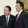 Ngoại trưởng Nhật Bản Katsuya Okada (phải) và Ngoại trưởng Hàn Quốc Yu Myung-Hwan. (Ảnh: Reuters)