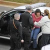 Amy Bishop bị cảnh sát dẫn giải lên ôtô. (Ảnh: AP)