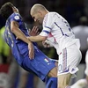 Pha "thiết đầu công" của Zidane vào bụng Materazzi. (Nguồn: Internet)
