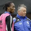 Guus Hiddink và Drogba từng gắn bó với nhau trong màu áo Chelsea. (Ảnh: AP)