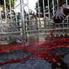 Máu được phe "áo đỏ" tưới trước cổng Tòa nhà Chính phủ Thái Lan. (Ảnh: Reuters)