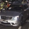 Chiếc Mercedes bị tạm giữ của Hamilton. (Ảnh: Reuters)