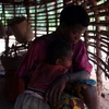 Người phụ nữ và đứa trẻ may mắn thoát chết trong vụ thảm sát vào tháng 12/2009 tại làng Makombo. (Nguồn: thestar.com)