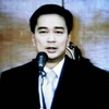 Thủ tướng Thái Lan Abhisit Vejjajiva ra tuyên bố áp đặt tình trạng khẩn cấp trên truyền hình. (Ảnh: AP)