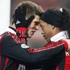 Ronaldinho và Huntelaar đang khát khao có được Scudetto cùng Milan. (Ảnh: AP)
