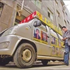 Cheng Zhu bên cạnh chiếc xe buýt “hy vọng” của mình.