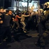 Những người biểu tình xung đột với cảnh sát bên ngoài tòa nhà Quốc hội ở Athens. (Ảnh: AFP/TTXVN)