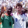 Oleg Salenko chụp ảnh cùng Roger Milla của Camerron trong chiến thắng lịch sử của Nga tại World Cup 1994. (Nguồn: Internet)