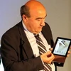 Ông Gianfranco Lanci giới thiệu chiếc máy tính dạng bảng chạy trên hệ điều hành Android. (Nguồn: androidcommunity.com)