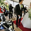 Robot I-Fairy chủ trì hôn lễ .(Nguồn: AP)