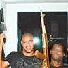 Adriano "khoe mình" với khẩu súng trường. (Nguồn: odia.terra.com.br)