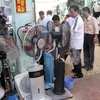 Quạt hơi nước được bày bán ở Lào Cai. (Ảnh: Lục Văn Toán/Vietnam+)
