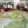 Nhiều người đến xem mô hình quy hoạch chung xây dựng Thủ đô Hà Nội đến năm 2030 và tầm nhìn đến năm 2050. (Ảnh: Trí Dũng/TTXVN)