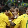 Niềm vui của các cầu thủ Brazil sau bàn mở tỷ số của Fabiano. (Nguồn: Reuters)