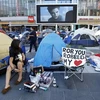 Người hâm mộ cắm trại trước tòa nhà Nokia tại Los Angeles. (Nguồn: Reuters)