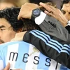Maradona an ủi học trò cưng Messi. (Nguồn: Getty Images)