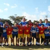 Đội tuyển Việt Nam chụp ảnh với đội tuyển Brazil. (Nguồn: giaoduc.edu.vn)